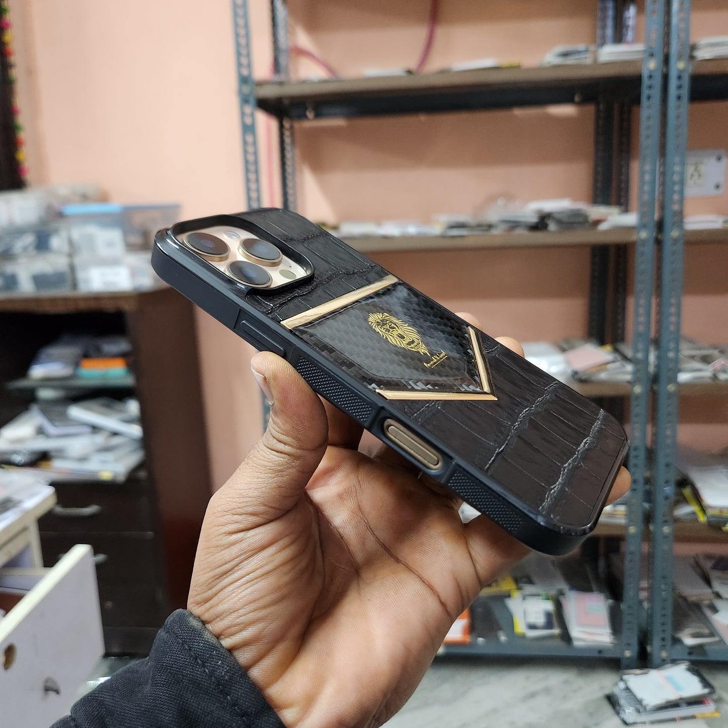 iPhone 16 Pro Max Shockproof Crock & Carbon Pattern Hugo Case (Animal Lord Series)