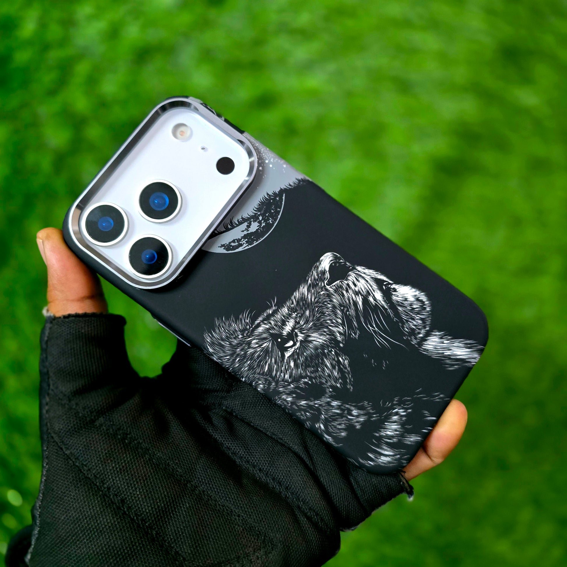 iPhone 17 Pro Max Slim 0.8mm Embossed Lion Looking Sky Cover with Magsafe - Lion