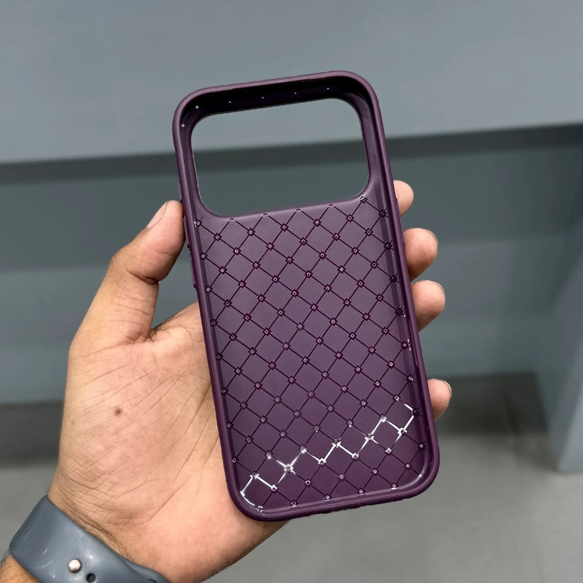 iPhone 18 Pro Max Luxury Weave Breathable Cooling Matte Soft Grid Case - Wine